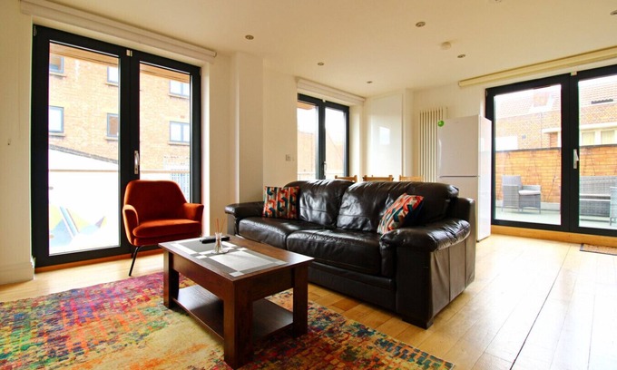 Shoreditch Apartment | Chic Hoxton Shoreditch Balcony Flat 2 Bedrooms 2 Bathrooms Family Friendly