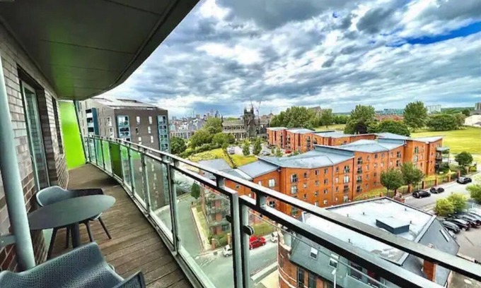 Leeds Apartment | Chic Leeds City Apartment, Free Parking, Balcony