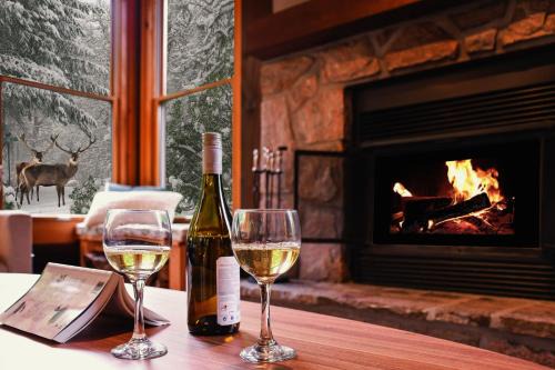 Lac-Superieur Ski Chalet | Chic log chalet with hot tub - Mont-Tremblant north side by Reserver.ca