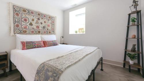 Whittier Apartment | Chic Lower-Level Stay - Prime Walkable Locale