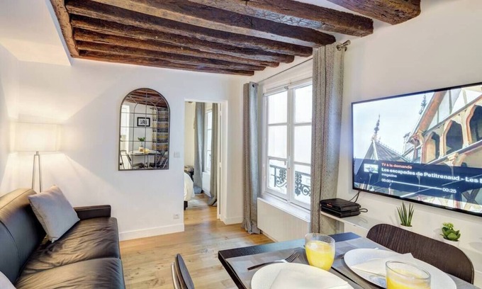 Marais Apartment | Chic Marais Retreat | Steps to Cafes & Notre Dame