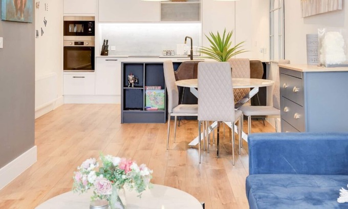 Westcliff-on-Sea Apartment | Chic & Modern 1BR City Centre Nr Cliffs Pavillion by Luxiety Stays