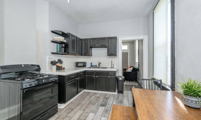 Walnut Hills House | Chic Modern Gem w/Style Suites – Stunning Duplex in Desirable Walnut Hills!