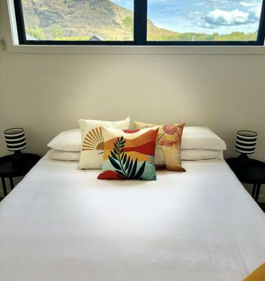 Lower Shotover House | Chic Mountain-View 2BR in Queenstown