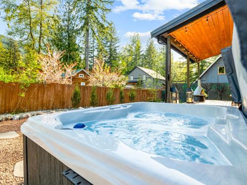 Paradise Estates House | Chic Mt Rainier Escape Hot Tub Firepit