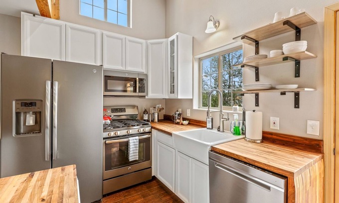 Southside Apartment | Chic, Posh, Bohemian Mountain Loft. Walk to Downtown & NAU!