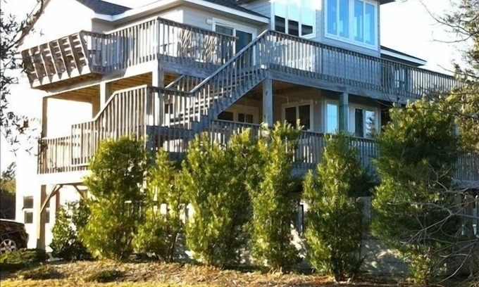 Duck House | Chic Property with Waterfront Pool and Hot tub - Gym, Pickleball Courts!