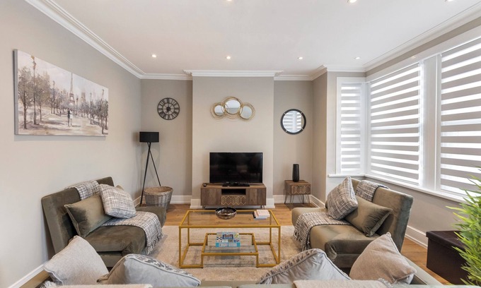 Duckett's Green House | Chic & Radiant Retreat in Harringay Ladder