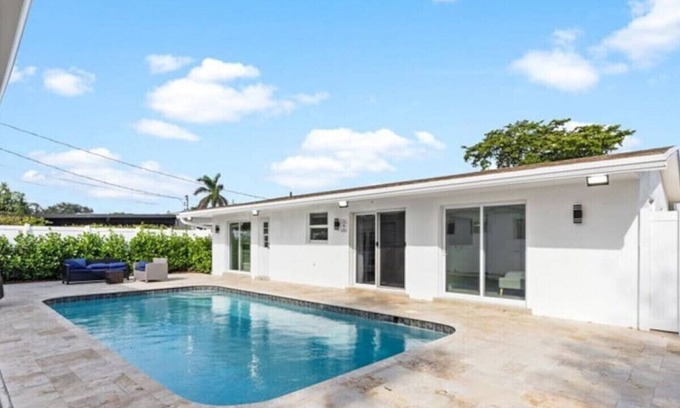 Driftwood Villa | 🏖️ Chic Retreat: 3+1BR Getaway with Guest House 🌊