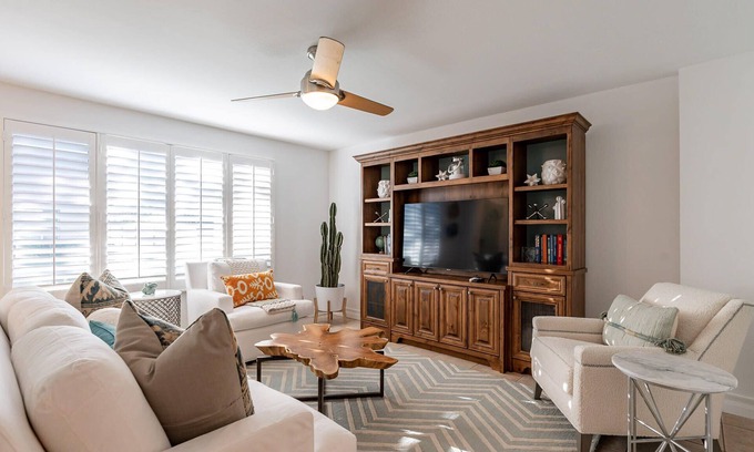Park Scottsdale Townhouse House | Chic Scottsdale Townhome Near Old Town - Sleeps 6