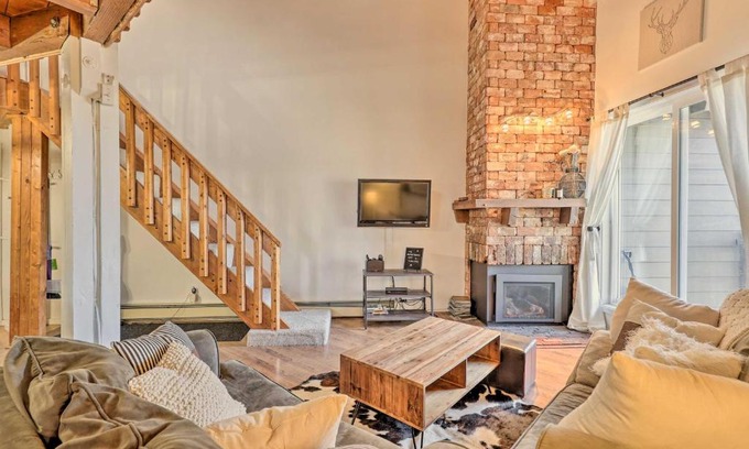 Wildernest Apartment | Chic Silverthorne Condo with Community Hot Tub!