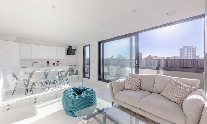 Haggerston Apartment | Chic Skyline 4-Bed in Central Hackney