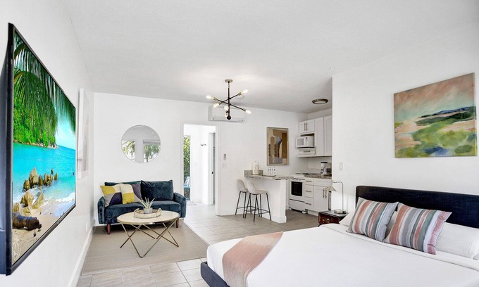 Middle River Terrace House | Chic & Spacious Modern Studio with a Private Patio near Wilton Manors
