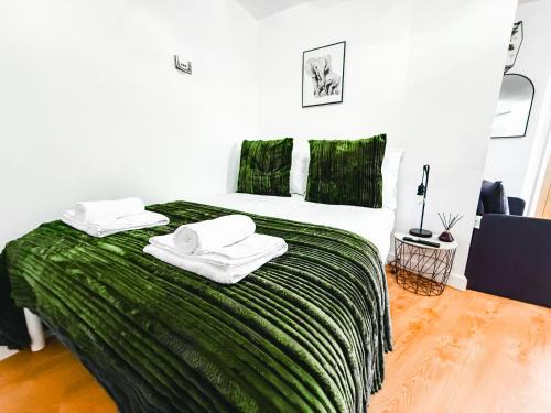 Pudsey Apartment | Chic Studio, Free parking, Sleeps 2