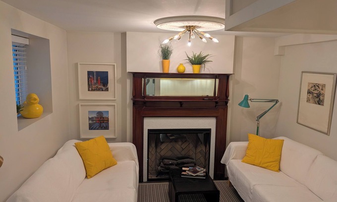 Riley Park Apartment | Chic Studio suite on Main St.: Explore Vancouver's vibrant culture & cuisine!