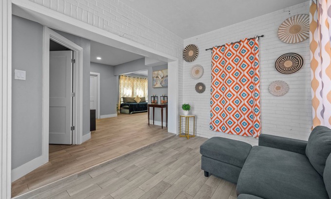 Neartown Apartment | Chic & Stylish 2-Bedroom Apartment with Free Parking