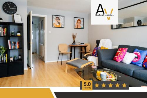 Northampton House | Chic Two-Bedroom House - Garden & Driveway, Ideal for Business or leisure Travellers By AV Hughes Properties