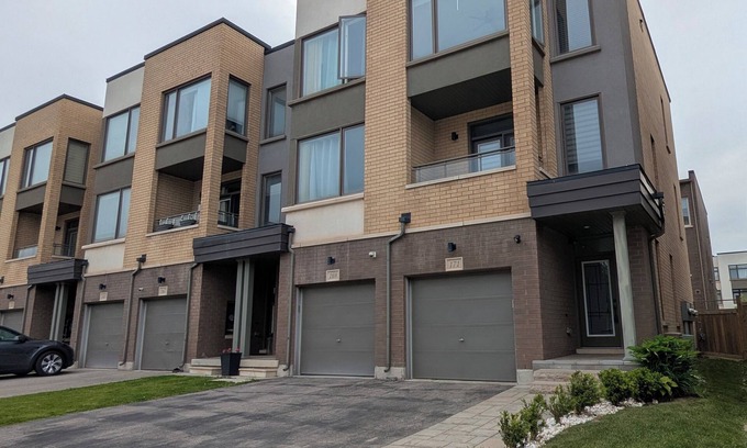 Oakville House | Chic Urban Stay in Oakville - 40mins to Toronto, walking distance to shops