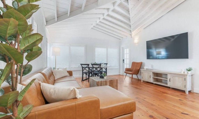 Victoria Park House | Chic Victoria Park Villa- 3BR-2BA w/Heated Pool & Spa