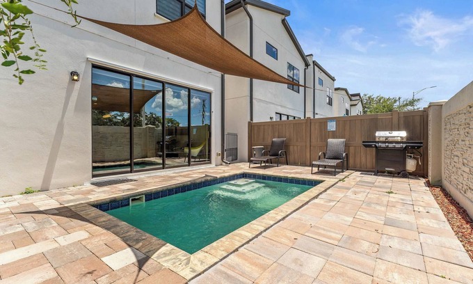 Loughman House | Chic Villa Domani Retreat - 9ppl