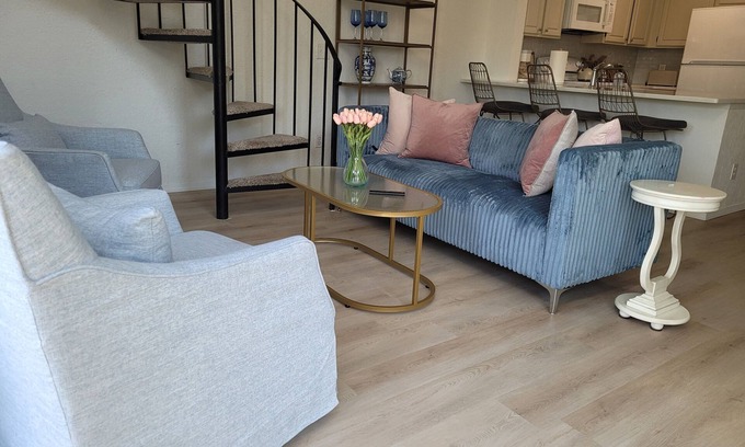 Quail Creek Condo | Chic, well-appointed 1-bedroom poolside condo with loft