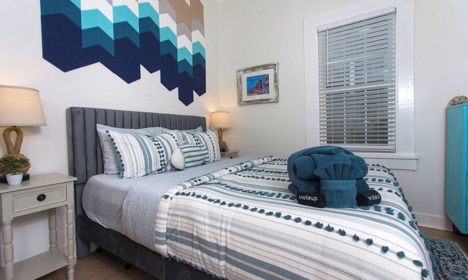 East Hill House | Chic WFH Retreat/Walk to Downtown/10min Drive to Beach
