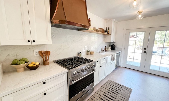 Healdsburg Cottage | Chic wine country cottage and garden
