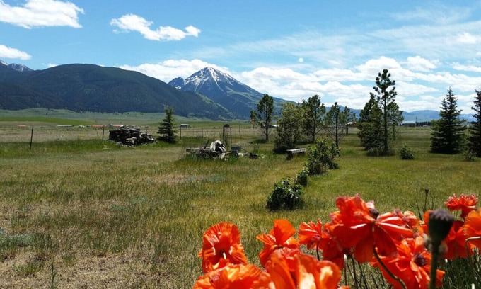 Pray Apartment | Chico Peak cabin near Yellowstone and Chico Hot Springs