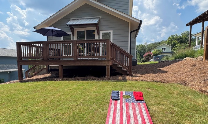Athens House | Chicopee House ~ Your 4 bd, 3 bath, Athens Getaway 1-mile to Sanford Stadium!