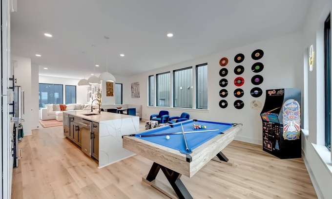 Hurwood Heights House | Chiefs vs Titans rooftop hot tubs, game rooms, sauna near Broadway