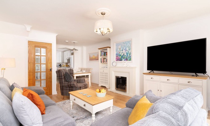 Mumbles House | Child friendly house with private parking near the Mumbles seafront.