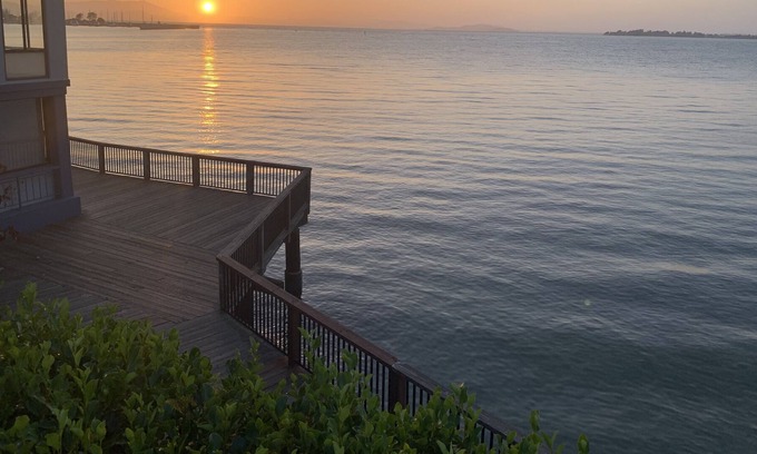 Emeryville Condo | Chilling on the dock of the bay - luxury 1 bedroom/1 bath