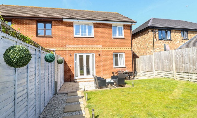 Freshwater House | CHINEFIELDS, family friendly, with a garden in Freshwater
