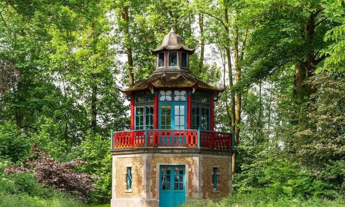Faimes Apartment | Chinese pavilion at the château