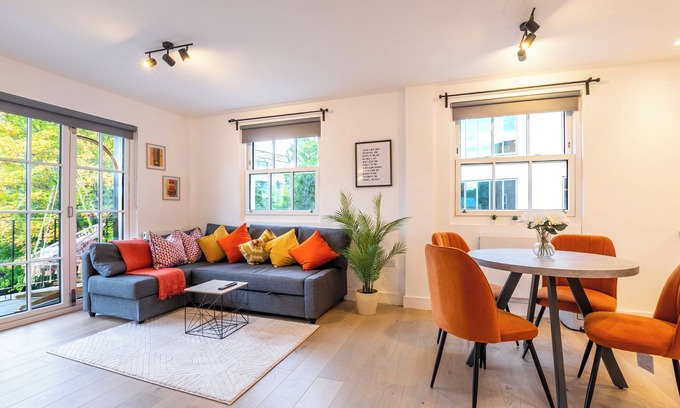 Turnham Green Apartment | Chiswick Chic 2BR apt w/Balcony | Facing Station - 20min from Heathrow airport