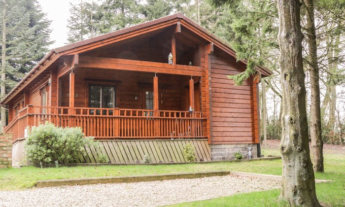 Cropton Cottage | CHLOE'S LODGE, pet friendly, with a garden in Middleton, Ryedale