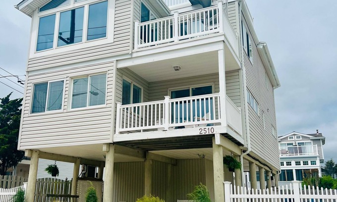 South Beach Haven House | Chowda cook off & Kitefest Open! 1 house off Beach, 3 Decks, Ocean & Bay Views