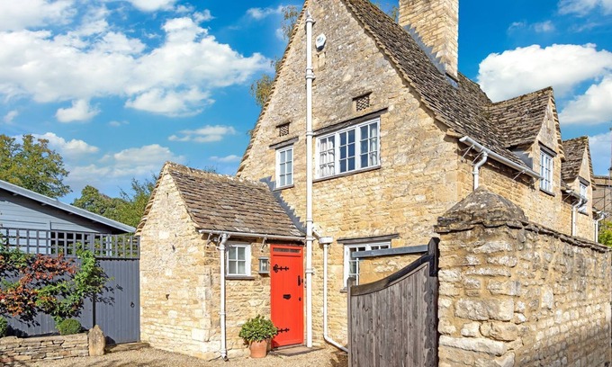 Burford Cottage | Church Cottage - sleeps 6 guests in 3 bedrooms