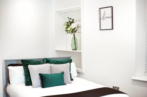 Brighton City Centre Apartment | CHURCHILL SQUARE VIEWS - Modern Studio