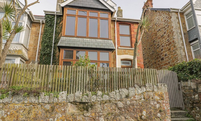 Newquay City Centre Cottage | CHY-AN-BRAE, pet friendly, country holiday cottage in Newquay