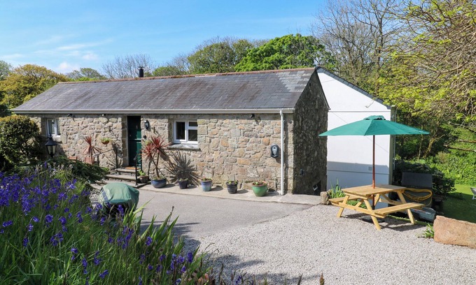 Helford Passage Cottage | CHY-AN-OULA, romantic, character holiday cottage in Constantine