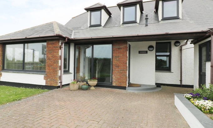 Crantock Cottage | CHYNOWETH, pet friendly, with open fire in Crantock
