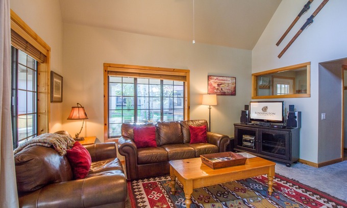 Sunriver House | CIRC04 - Cozy cabin, Hot Tub, Community Pool, Fireplace, Bikes, BBQ