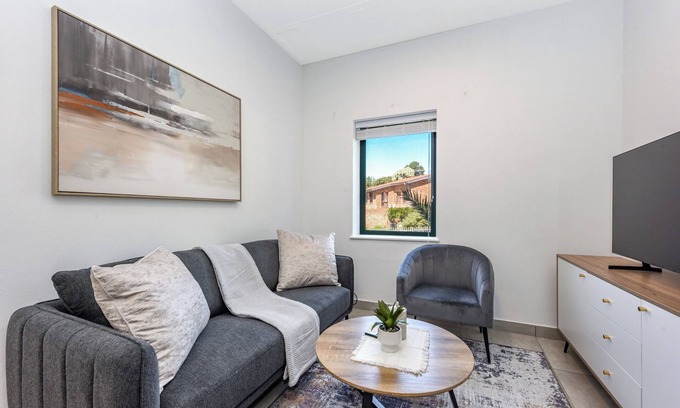 Greater Johannesburg Metropolitan Area Apartment | Circa Chic: Cosy 1-Bed Retreat
