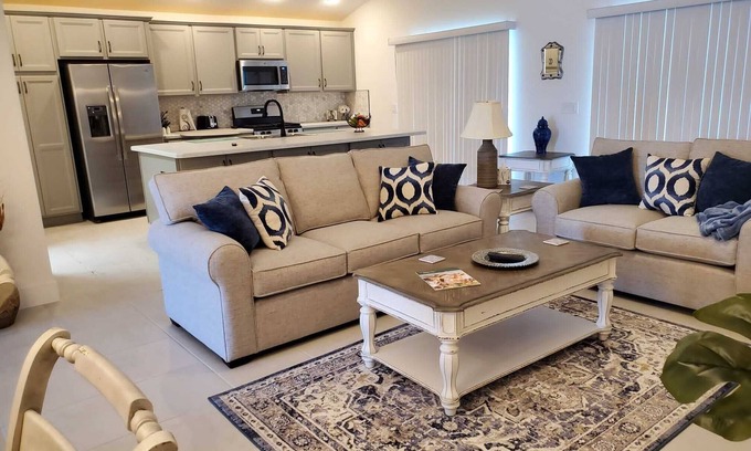 Leesburg House | Citrus Grove. Close to Sawgrass Grove, nightly entertainment & restaurants.
