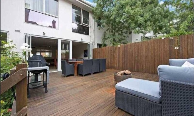 Toorak Apartment | City Convenience, Quiet AmbiencenPerfect Base for Tennis visitors