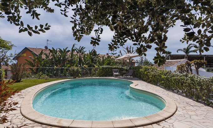 Picanello-Ognina-Barriera-Canalicchio Apartment | City Cottage with Garden and Pool by Wonderful Italy