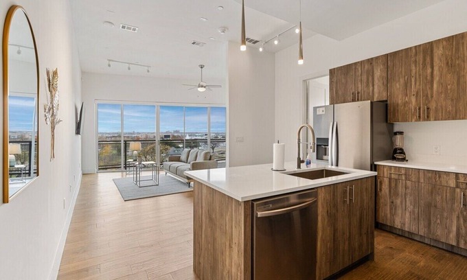 Cedars Apartment | City Flat - King Bed - 2 Full Baths - Gym Access!