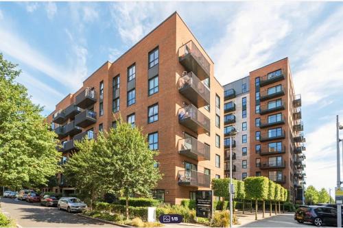 Southall Broadway Apartment | City Gateway Apartment - Green Quarter Southall Retreat