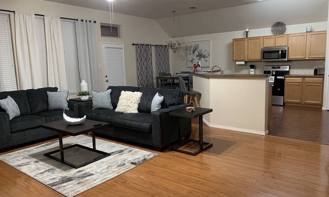 Grand Prairie House | City home in the middle of the DFW entertainment